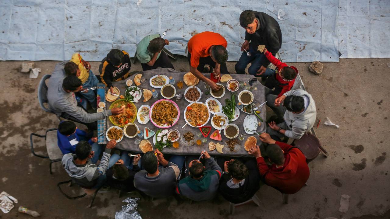PARTILHA - Iftar, o desjejum dos muçulmanos: em Gaza, a comida dá força aos sobreviventes