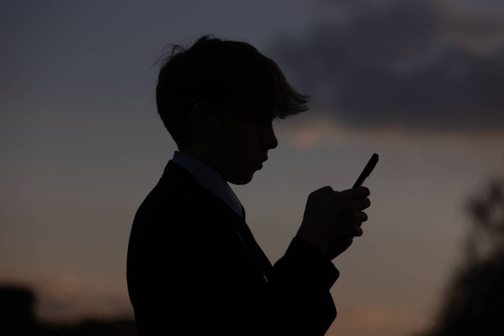 Entra em vigor na Austrália medida que bloqueia redes para menores de 16 anos