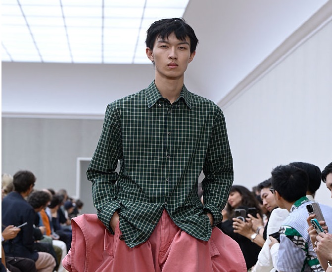 Dior Homme: J Anderson misturou masculino e feminino com elegância