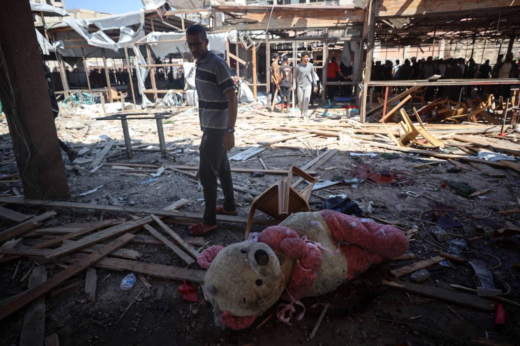 Israel lançou bomba de 230 kg contra café em Gaza e cometeu crime de guerra, diz jornal