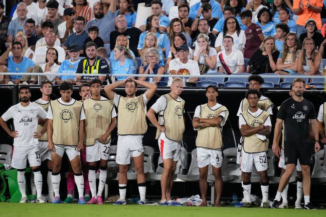 Manchester City e Al Hilal na Copa do Mundo de Clubes City players looks the last moment of match during the FIFA Club World Cup 2025 round of 16 match between Manchester City and Al-Hilal at Camping World Stadium on June 30, 2025 in Orlando, United States. (Photo by Jose Breton/Pics Action/NurPhoto via Getty Images)