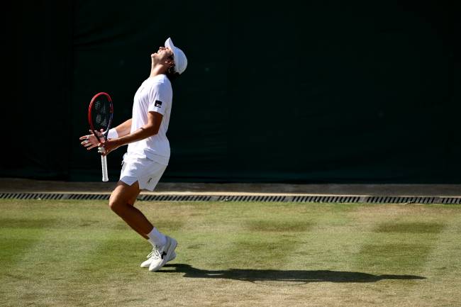 LONDON, ENGLAND - JULY 04: Joao Fonseca of Brazil reacts against Nicolas Jarry of Chile during the Gentlemen's Singles third round match on day five of The Championships Wimbledon 2025 at All England Lawn Tennis and Croquet Club on July 04, 2025 in London, England. (Photo by Hannah Peters/Getty Images)
