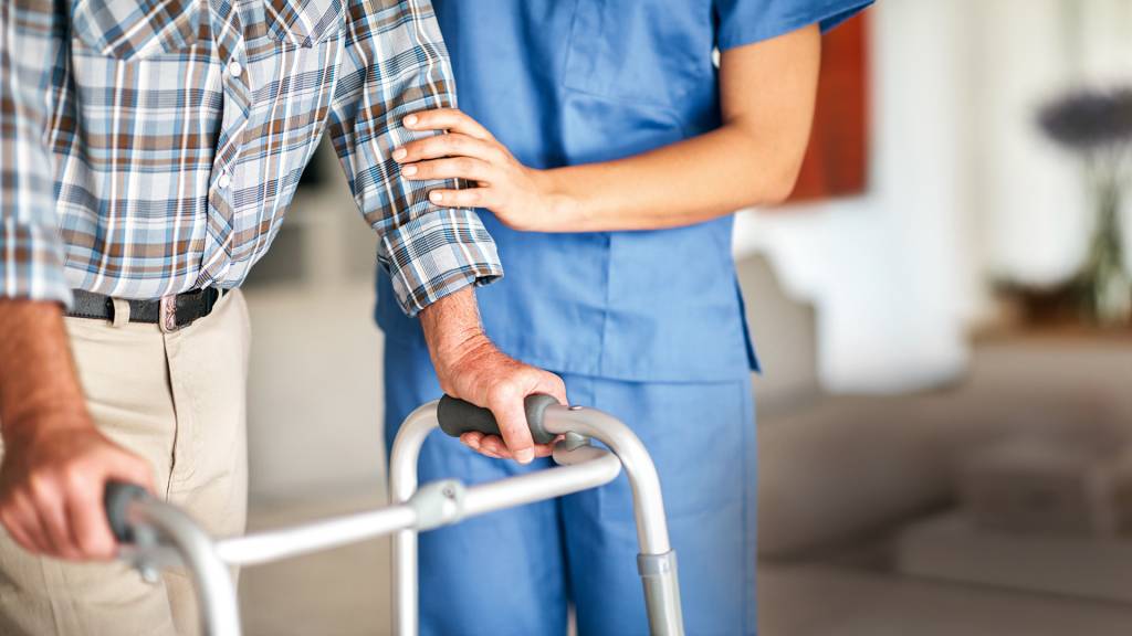 Profissão de cuidador de idosos vê a demanda disparar, mas sofre com a falta de amparo