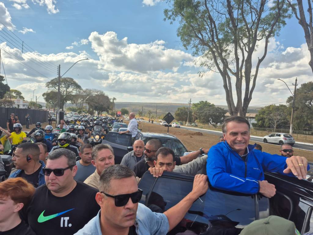 Bolsonaro tenta mostrar apoio popular e marca presença em motociata em Brasília