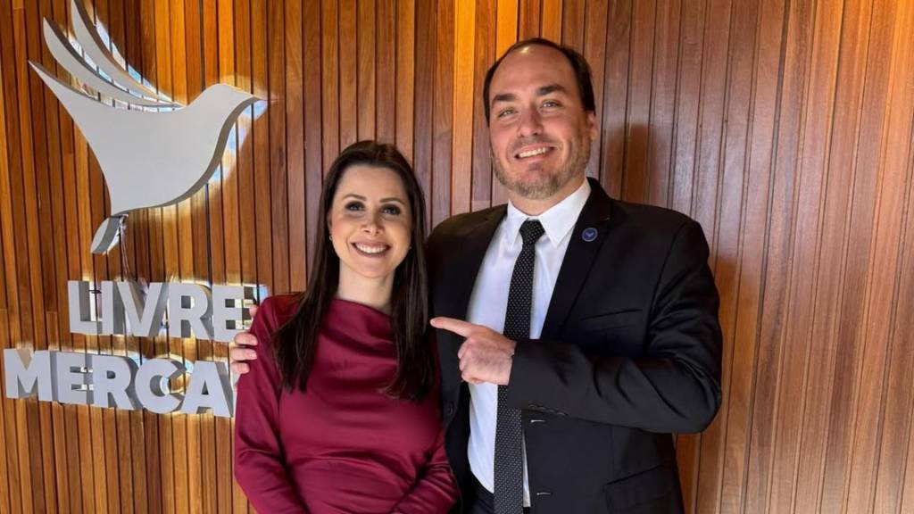O encontro amistoso dos ‘adversários’ Carol De Toni e Carlos Bolsonaro