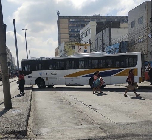 Criminosos tomam 13 ônibus em Madureira e fecham avenida no Rio