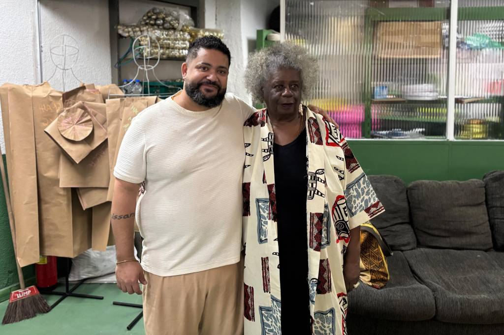 A reação de Conceição Evaristo com fantasias do enredo do Império Serrano