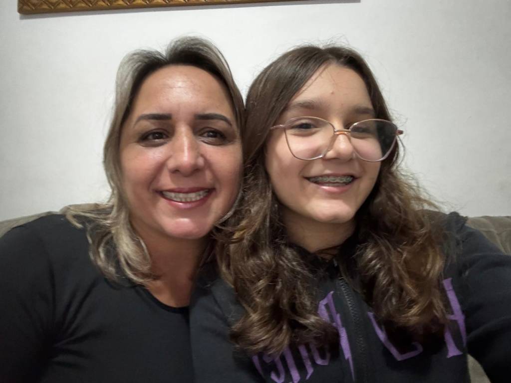 ‘Quero andar com os dois pés no chão’, sonha menina de 11 anos após cirurgia inédita