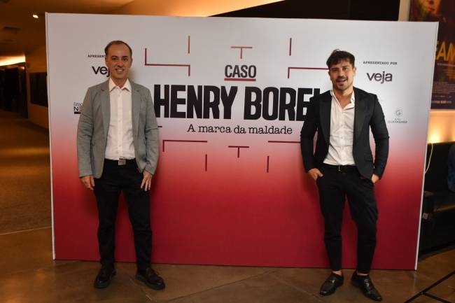 Ator Rafael Braga e Marcelo Pires, diretor do Departamento Cultural do Salgueiro, na estreia do documentário sobre caso Henry Borel
