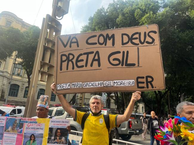 Fã de Preta Gil na porta do Theatro Municipal, no Rio