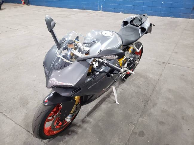 A Ducati Senna de número 63 que está sendo leiloada