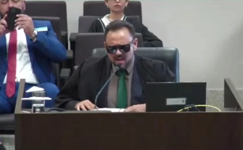 Advogado cita poesia e joga capoeira