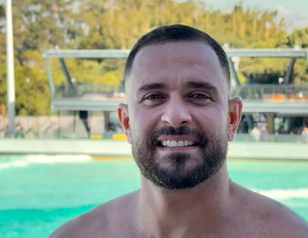 Diogo Nogueira em novo visual irreconhecível: cabeleira e barbudo