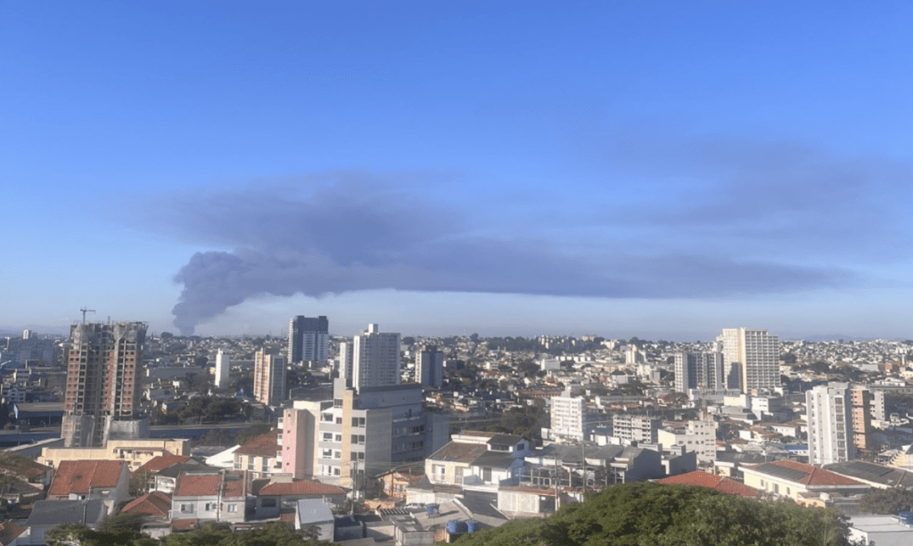 Incêndio atinge indústria de embalagens em Guarulhos