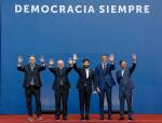 Yamandú Orsi, Lula, Gabriel Boric, Pedro Sánchez e Gustavo Petro se reúnem em Santiago para reunião intitulada 'Democracia sempre'