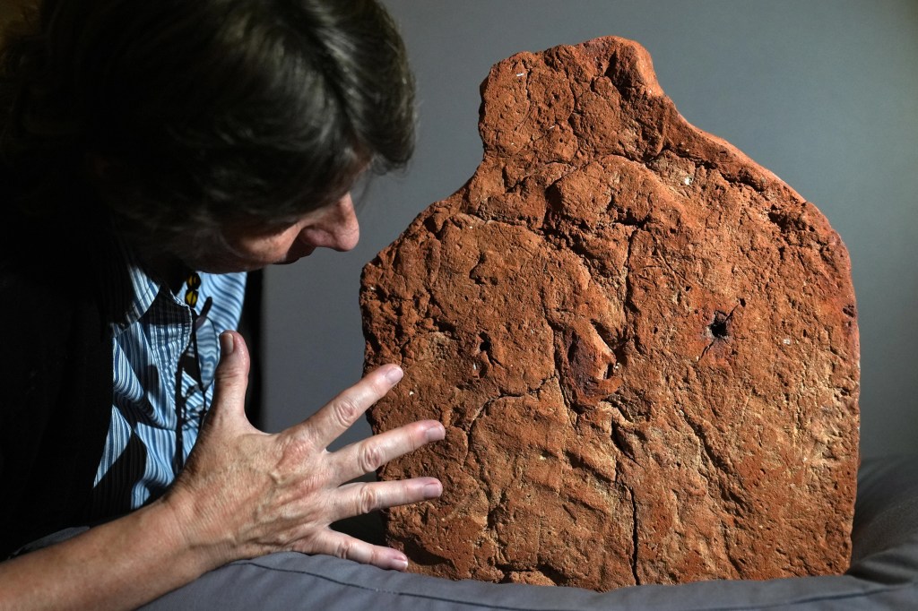 Marca de mão de 4.000 anos é encontrada em objeto funerário egípcio