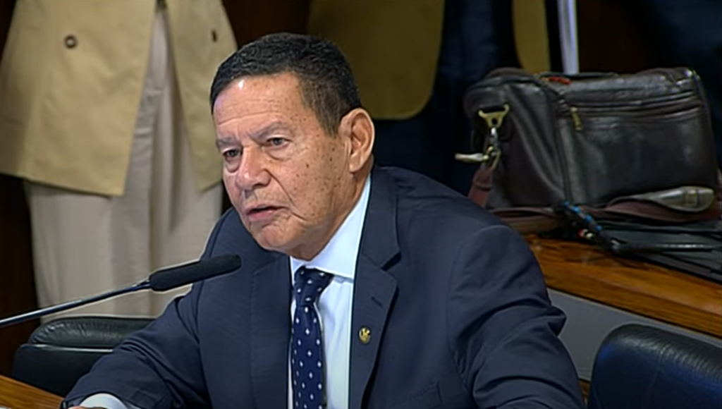 Mourão vai na contramão de Bolsonaro e condena ‘tarifaço’ de Trump