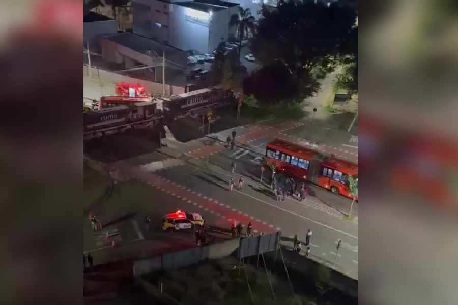 Vídeo: ônibus biarticulado bate em trem e parte ao meio em Curitiba