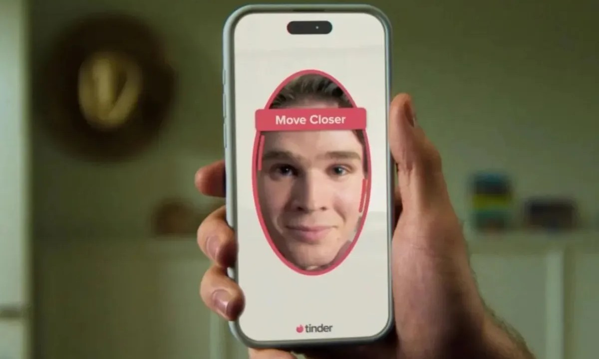 Tinder: selfie com o próprio app para evitar golpistas
