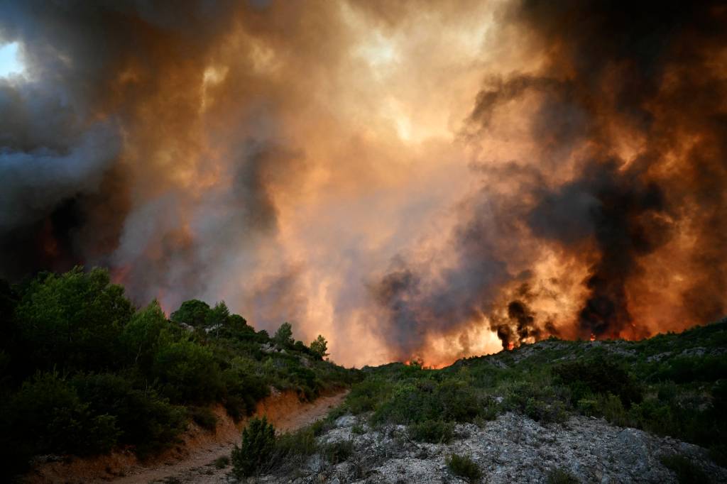 Vídeo: incêndio na França destrói 13.000 hectares, força moradores a fugir e deixa um morto