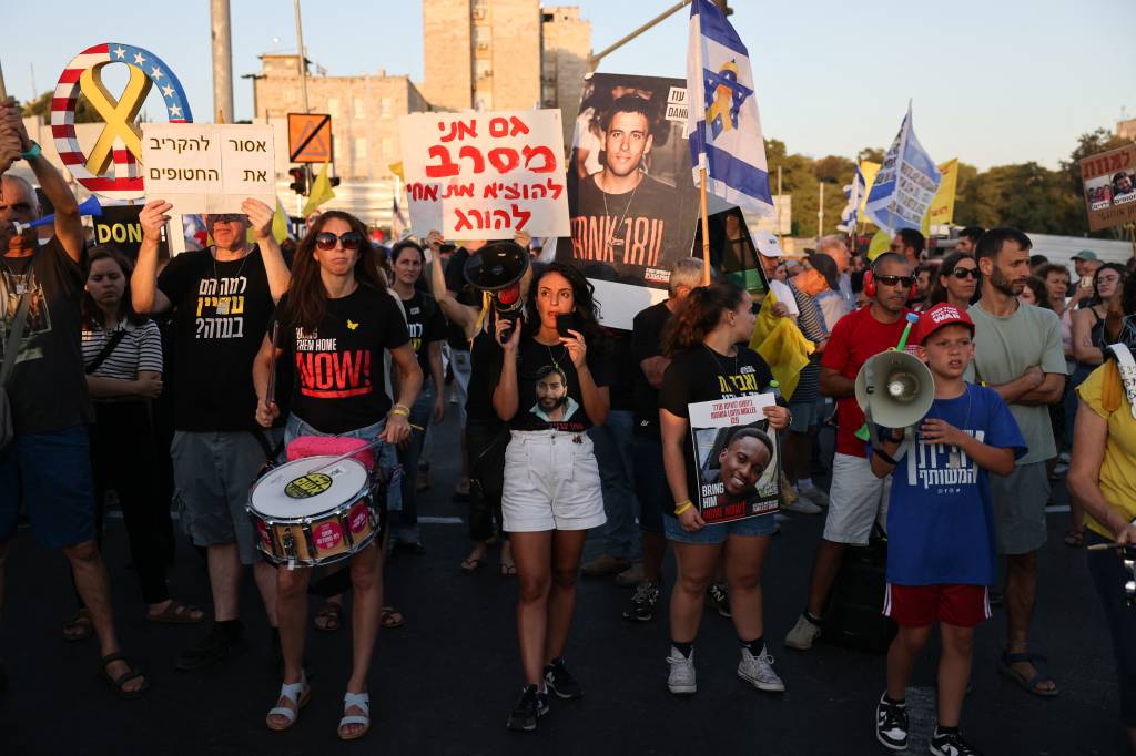 Manifestantes cercam casa de Netanyahu e acusam premiê de abandonar reféns