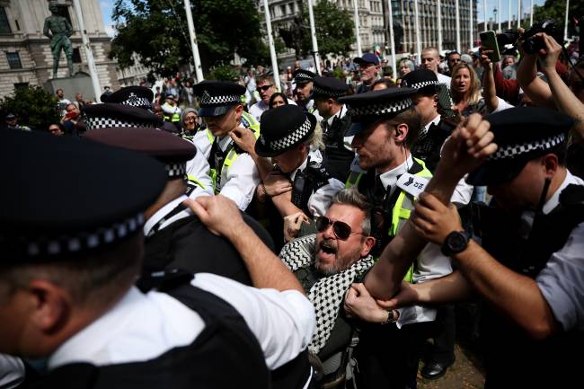 BRITAIN-POLITICS-PROTEST-ISRAEL-PALESTINIAN-CONFLICT Manifestantes foram ao centro de Londres protestar contra a postura do Reino Unido no conflito entre Israel e Palestina
