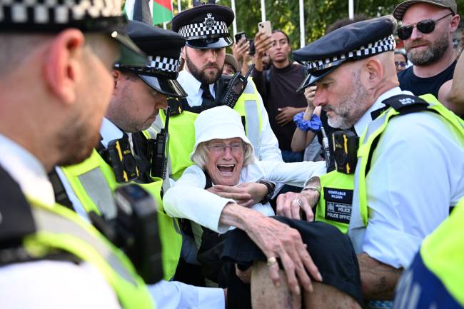 BRITAIN-POLITICS-PROTEST-ISRAEL-PALESTINIAN-CONFLICT Manifestantes foram ao centro de Londres protestar contra a postura do Reino Unido no conflito entre Israel e Palestina