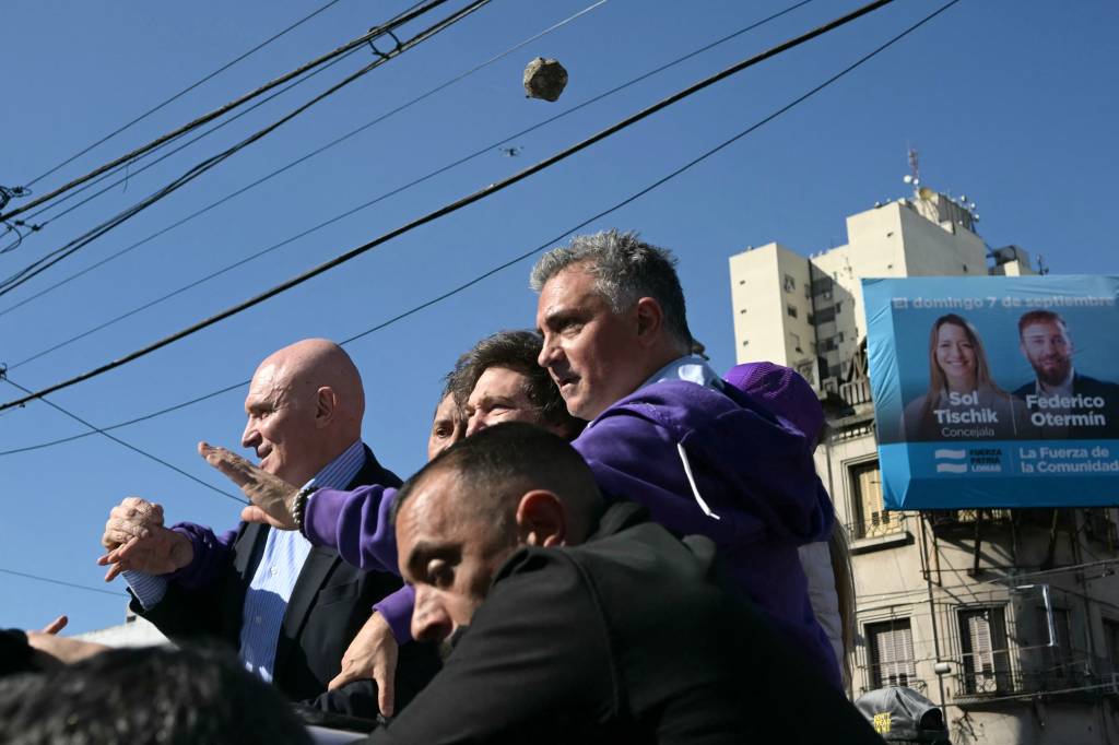 Milei é retirado às pressas de carreata após ataque com pedras e garrafas