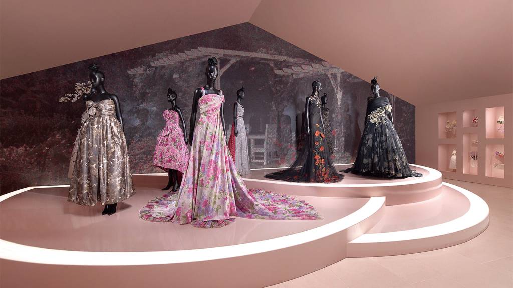 Exposição na França mostra a evolução das estampas primaveris e outonais de Dior