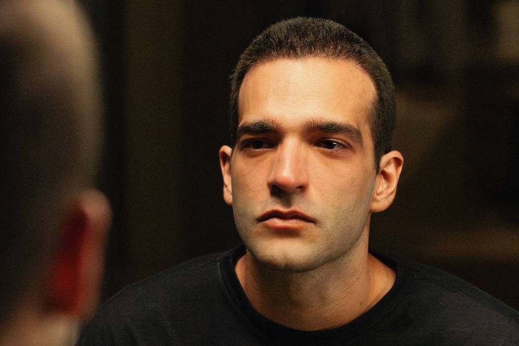 Humberto Carrão adota novo visual para viver um Afonso Roitman com leucemia