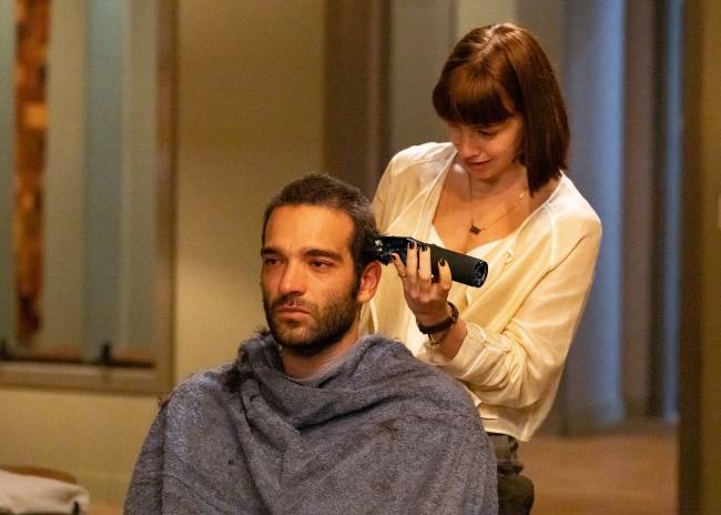 'Vale Tudo': Solange (Alice Wegmann) liga a maquininha e começa a raspar o cabelo de Afonso (Humberto Carrão)