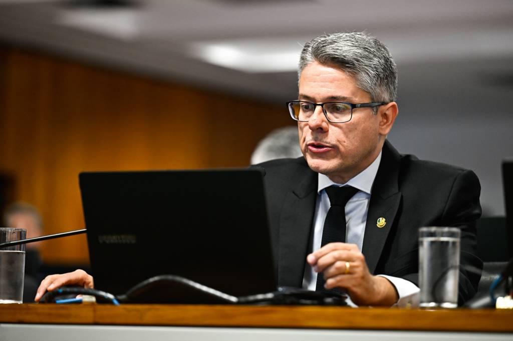 Câmara aprova urgência a projeto que amplia proteção a menores na internet