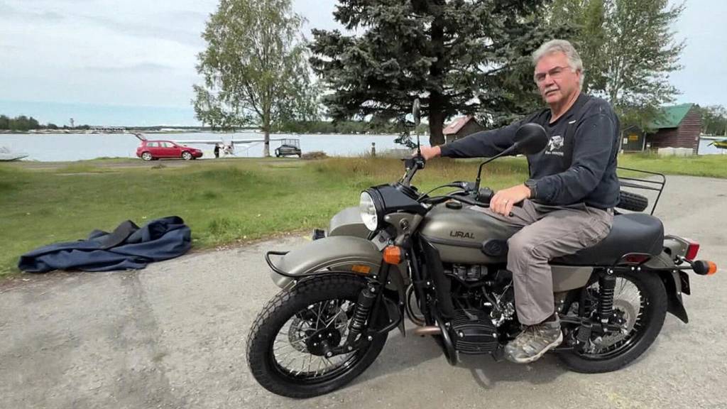 Putin presenteia morador do Alasca com moto soviética clássica durante cúpula com Trump