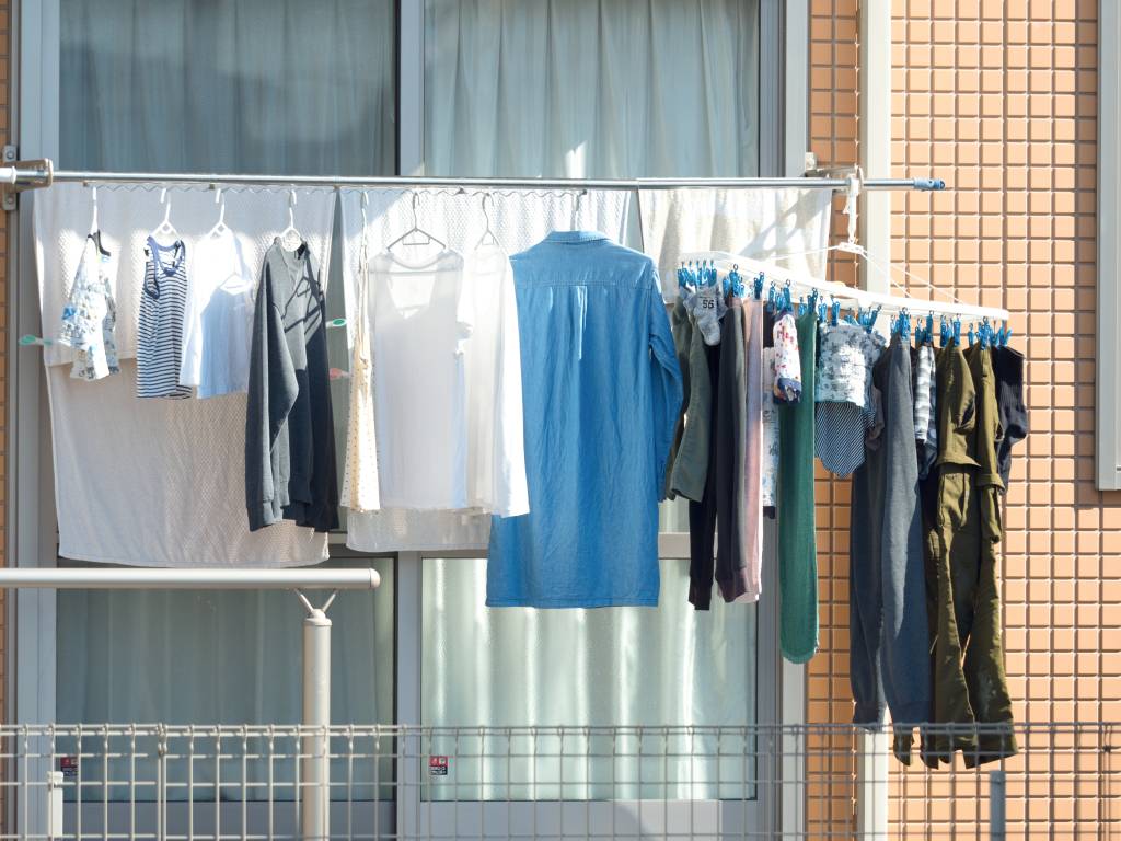 Roupas encolheram? Cientista têxtil revela truques para recuperar diferentes tecidos