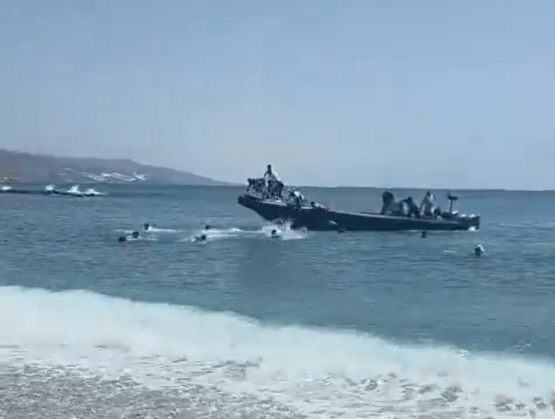 Imigrantes saltam de barco a motor em praia na região de Andaluzia, no sul da Espanha, em plena luz do dia. 03/08/2025 -