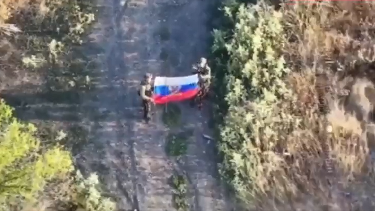Imagem de drones russos mostra soldados com a bandeira nacional na região de Dnipropetrovsk, no sudeste da Ucrânia. -