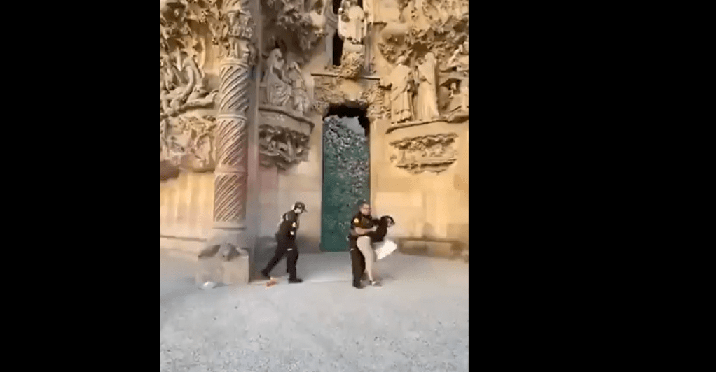 Ativistas climáticos jogam tinta contra fachada da Sagrada Família, em Barcelona