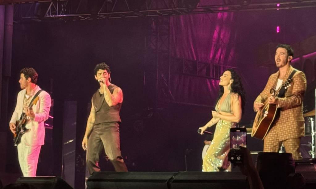 Como Demi Lovato foi convencida a se reunir com os Jonas Brothers