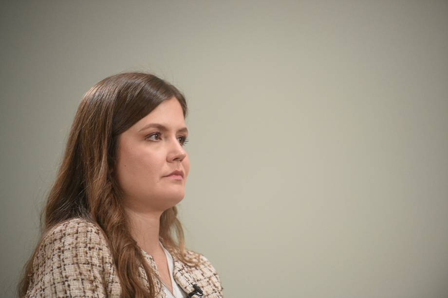 A jornalista Laisa Dallangol durante entrevista com o presidente do PT, Edinho Silva, no programa "Amarelas On Air", de Veja.