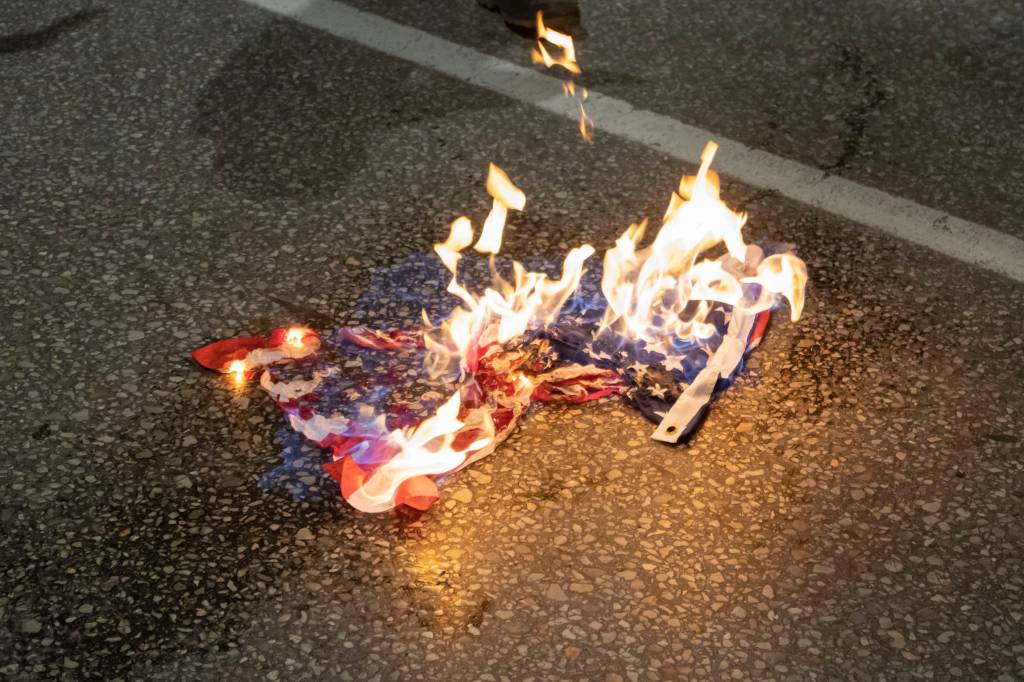 Trump planeja assinar decreto contra queima de bandeira dos Estados Unidos