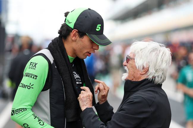 Gabriel Bortoleto e Bernie Ecclestone -F1 Grand Prix of Hungary BUDAPEST, HUNGARY - AUGUST 03: Gabriel Bortoleto of Brazil and Stake F1 Team Kick Sauber with Bernie Ecclestone prior to the F1 Grand Prix of Hungary at Hungaroring on August 03, 2025 in Budapest, Hungary. (Photo by Mark Thompson/Getty Images)