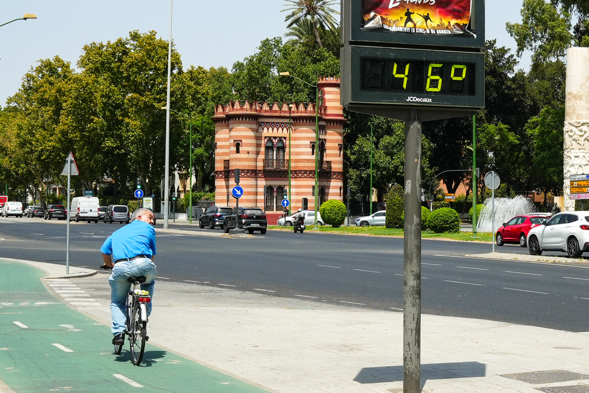 Ciclista pelas ruas de Sevilha durante a onda de calor. Em 11 de agosto de 2025, em Sevilha, Andaluzia, Espanha