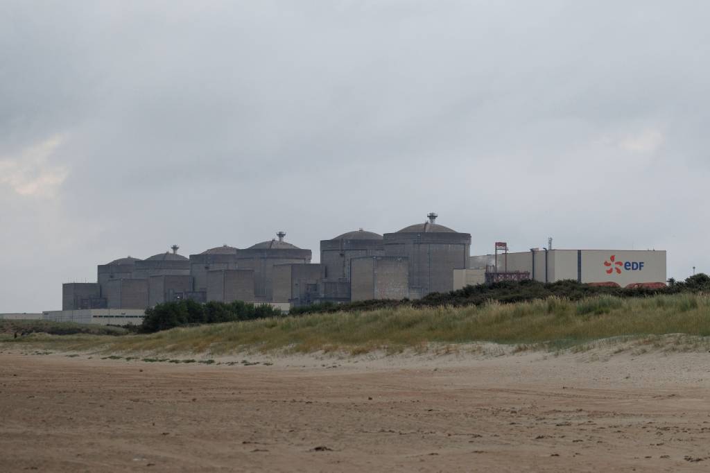 Maior usina nuclear da França é paralisada devido a infestação de águas-vivas