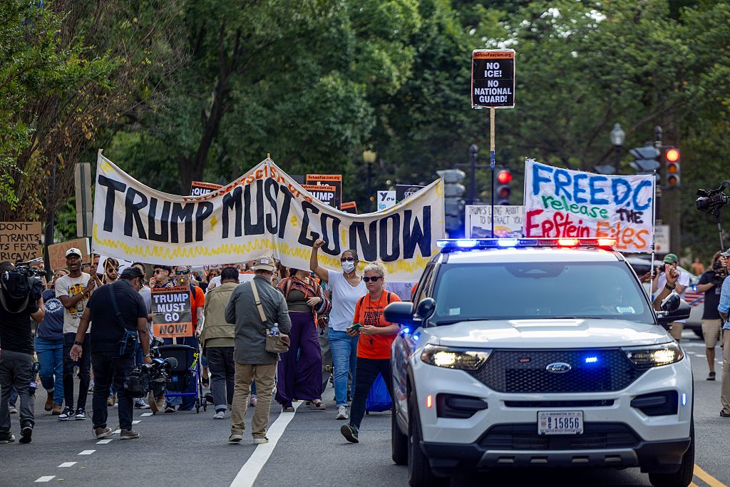 Manifestantes vão às ruas em D.C. contra forças de Trump após blitz e operação anti-sem-teto