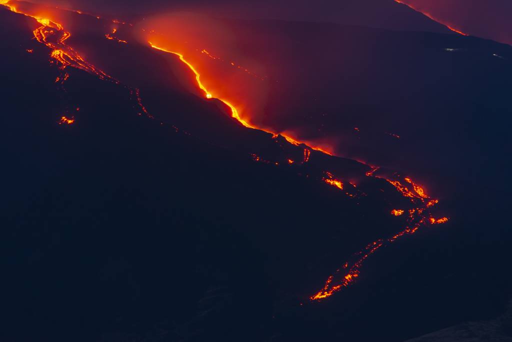 Vídeo: nova erupção no Monte Etna fecha região da Itália para turistas
