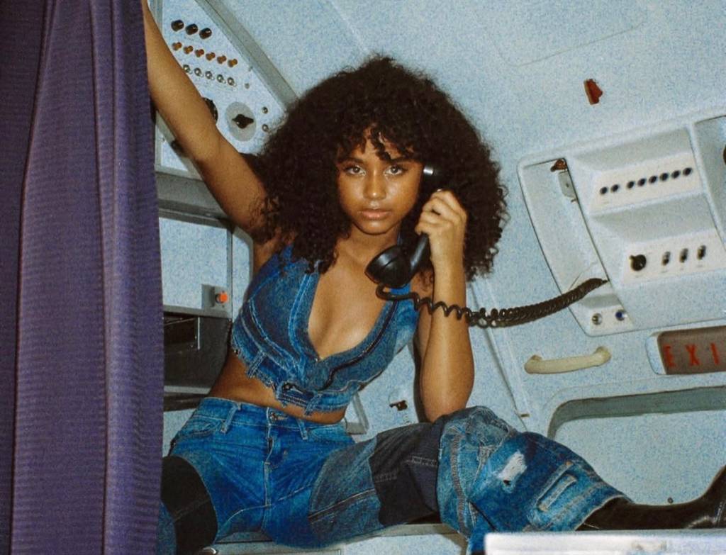 Por que a cantora Tyla, amada no Brasil, é tão odiada nos Estados Unidos?