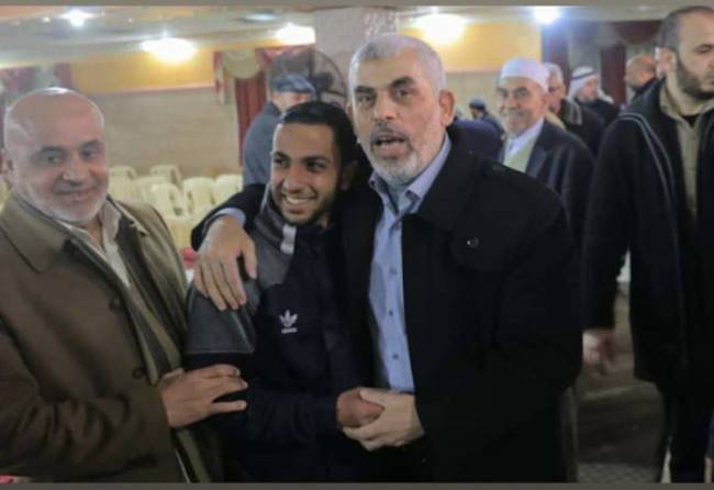 Foto divulgada pelo Exército israelense mostra jornalista Anas Al-Sharif abraçado com Yahya Sinwar, ex-líder do Hamas assassinado por Israel. -
