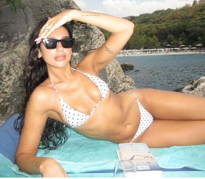 Screenshot_20250815-184844~2 Dua Lipa: biquíni de bolinha preto e branco