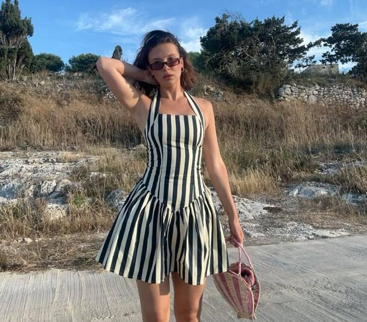 Millie Bobby Brown em look listrado casual