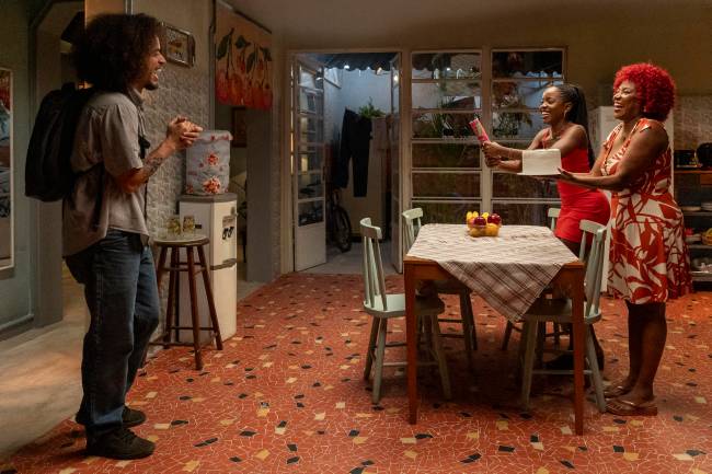 tephany (Nikolly Fernandes), Leo (Carla Moneke) e Yara (Cyda Moreno) recebem Ryan (L7nnon) em cena de 'Dona de Mim'